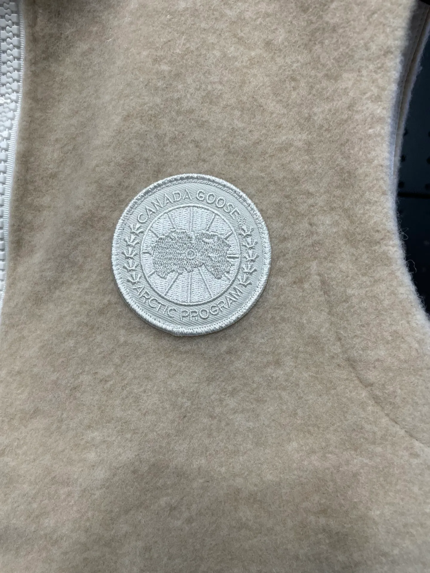 P600 Khaki CANADA GOOSE/Canada Goose Autumn and winter couple's fleece vest jacket 🔘Color: Black Gray Khaki Highest version Original fabric High version High quality) ⚠All details Fabric accessories craftsmanship (all 1:1 verified) (The owner is a "detail monster" so the goods he makes also pay attention to details) 1⃣ Distinguish the wrong version of the market goods: all go single line ❌ Our genuine 1:1 special machine presses the line (high requirements for machine workers) 2⃣ Differentiates the market from drawings and making goods. Fabric color difference is too big. You get what you pay for, not fast food. 3⃣ Differentiates the market from low-end versions to receive labels, hang tags, and wash labels. All our accessories are custom-made (approved level) 4⃣ Differentiates the market from the detail-free workmanship❌ Our workmanship: neckline, shoulder line, armholes, cuffs, hem (In order to increase the cost, we must also restore the original product: yoke taping, double needle threading🔍) Size: S-XXL